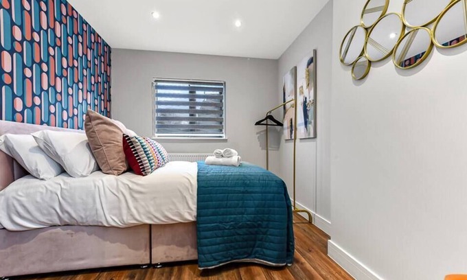 Crofton Park Apartment | Classy, Cozy 5BD House in London