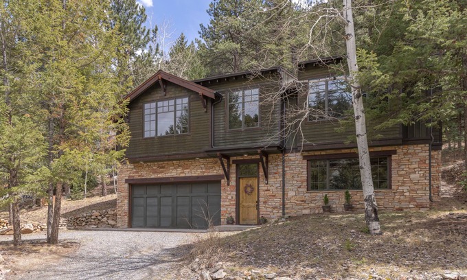 Idaho Springs House | Classy Craftsman by the Creek: fully remodeled, hot tub, walk to town
