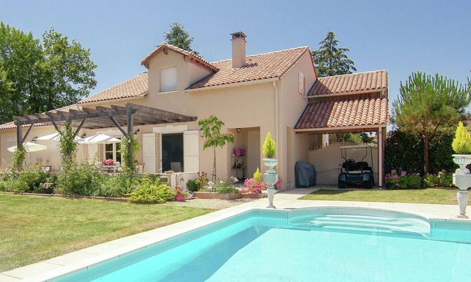 Rouzede Villa | Classy Villa in Ecuras-Rouzède with Private Garden