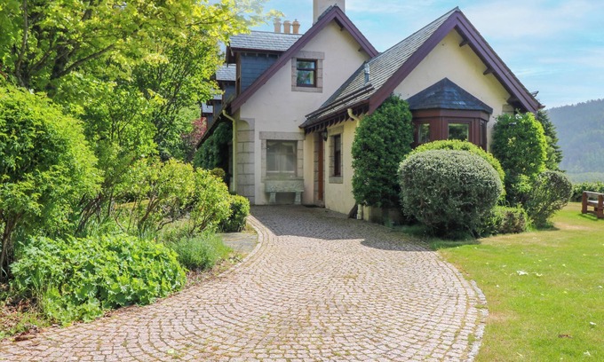 Ballater Cottage | CLAYBOKIE, family friendly, with open fire in Braemar
