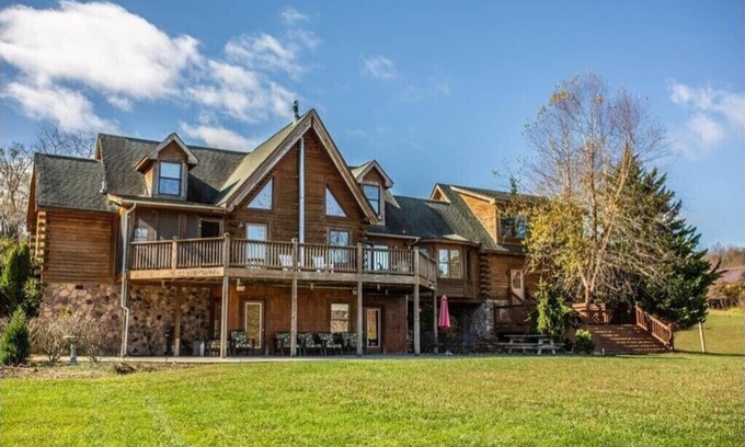 Draper House | Claytor Lake waterfront, near Blacksburg, VT, RU, Blue Ridge and more.