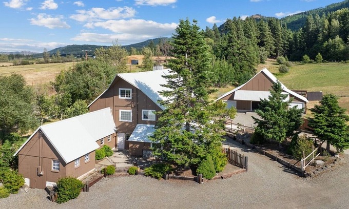 Cle Elum Other | Cle Elum Flower Farm! Updated, Spacious Farmhouse, with AC and WIFI