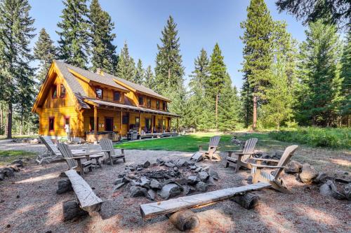 Cle Elum House | Cle Elum Mountain Cabin with Hot Tub and Hiking!