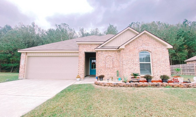 Robert House | Clean 1 Bedroom House With Beautiful Wooded View
