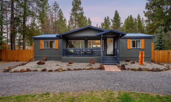 Three Rivers House | Clean and Bright Home with River Access, Kayaks and Bikes. Close to Mt Bachelor.