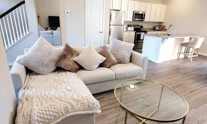 St. Andrews House | Clean and comfortable townhome with parking in Columbia