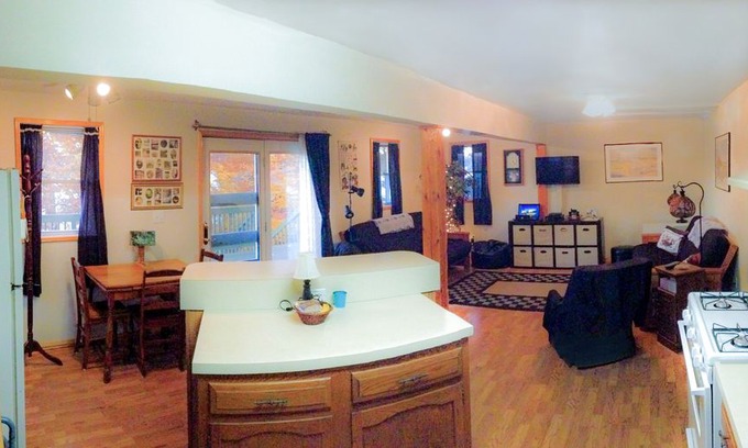 Richmond Cabin | Clean and Cozy Lakefront Cottage on Pleasant Pond