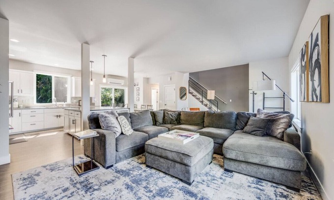 Central Tacoma House | Clean and Modern Central Tacoma Escape