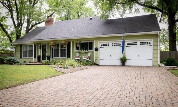 Leawood House | Clean and Updated 4 bedroom home in heart of Prairie Village