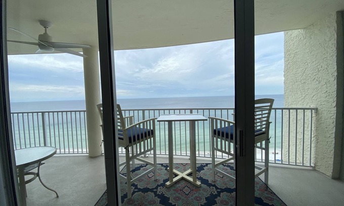 Long Beach Condo | Clean Beachfront Condo with Beachfront Bedroom