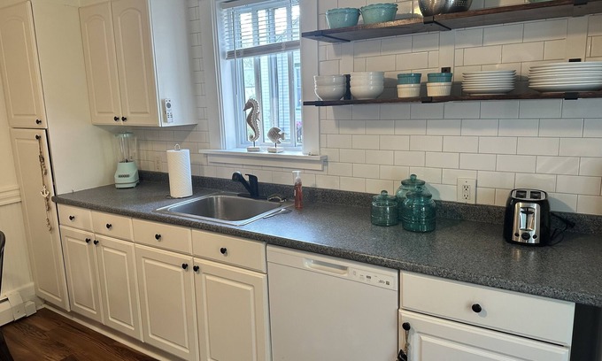 Old Orchard Beach Cottage | Clean cozy cottage 1 mile from beach.