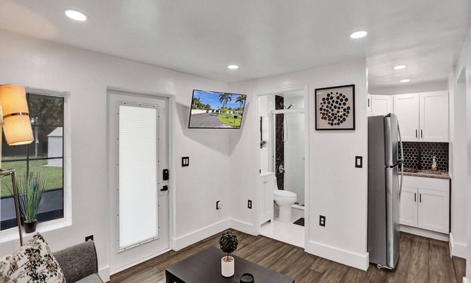 Golden Glades Apartment | Clean & Cozy Miami 2BR APT