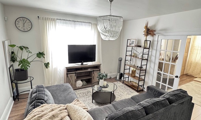 Walkerville Apartment | Clean Cozy Room for Females/Couples