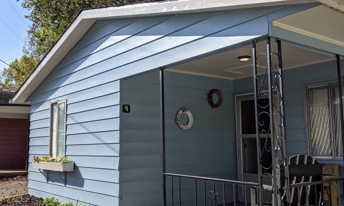 Cadiz Cabin | Clean, full kitchen, stand alone cabin adjoining Lake Barkley State Park