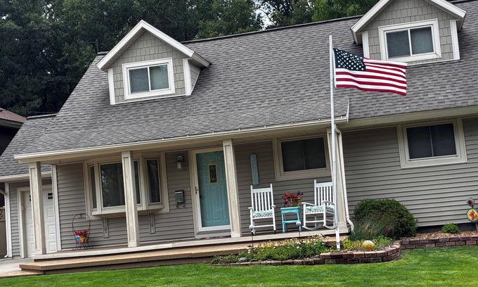 Beachwood-Bluffton House | CLEAN ~Lake Michigan Sandy Beach Access~ Pet Friendly ~ Hot tub ~ Sleeps 10