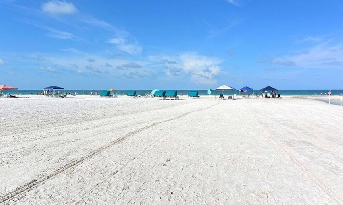 Siesta Key House | Clean Modern Townhouse, Steps From PRIVATE Beach, heated pool, shuffle board