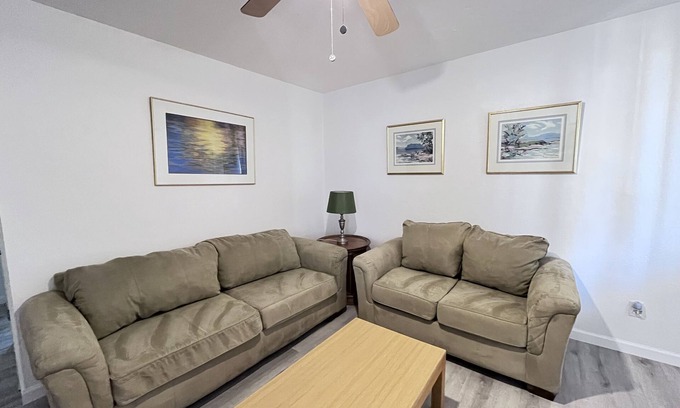 Albuquerque Apartment | Clean remodeled 2 br apt near hospitals, UNM, stadium, airport, AFB and I-25