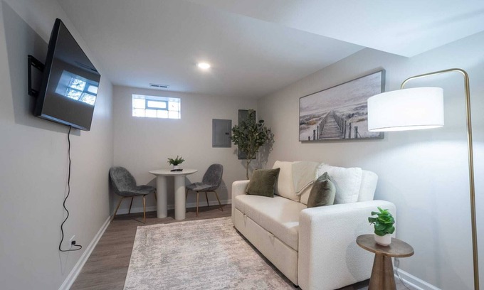 West Ridge Apartment | Clean Safe Chicago Basement Apartment Washer Dryer Near Transit to Downtown