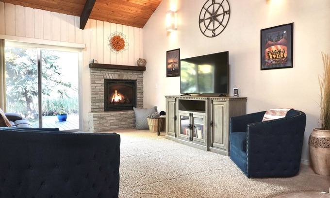 Sandpoint Condo | Clean Sandpoint condo in quiet lakefront community w/pool, tennis courts