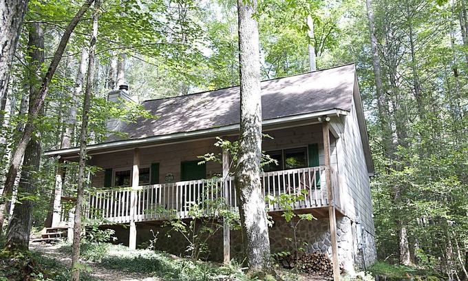Townsend Cabin | Clean, Secluded yet Convenient to Town, Well Stocked Cabin in the Woods! Wi-fi!