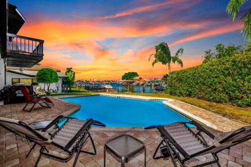 Island Estate House | Clearwater Beach Waterfront Modern Villa 4BD 2BIG OPEN LOFT 4BT with Pool Boat Deck Sleep 15