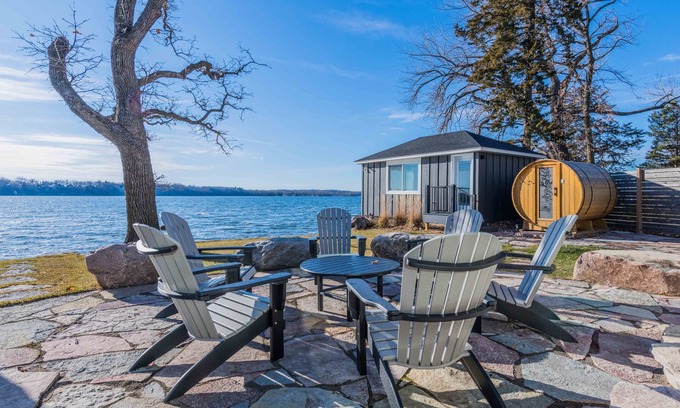 Annandale House | Clearwater Lake- Modern Cabin- Sauna, Kayaks and Paddle Board!