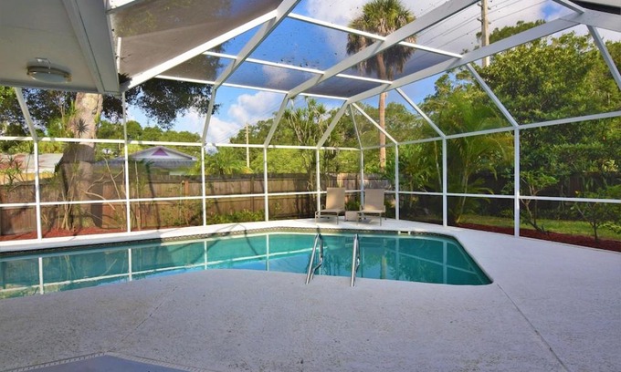 Arlington Park House | Clematis House near Arlington Park with Heated Pool