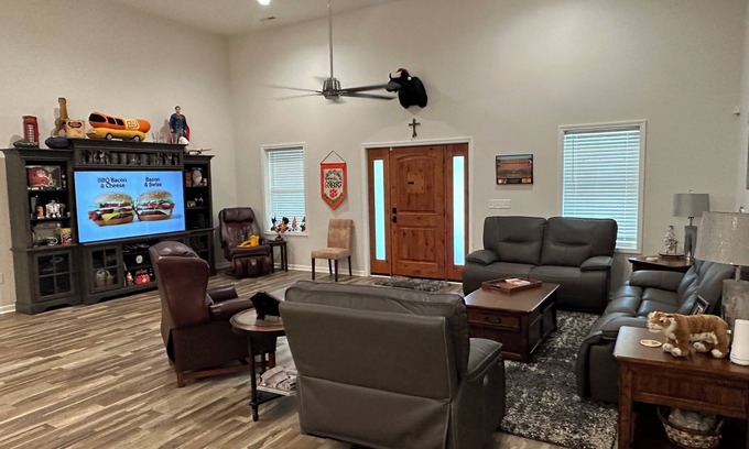Seneca Apartment | Clemson, super close to stadium. 1300 sqft -1 bdrm, 1 bth apartment.