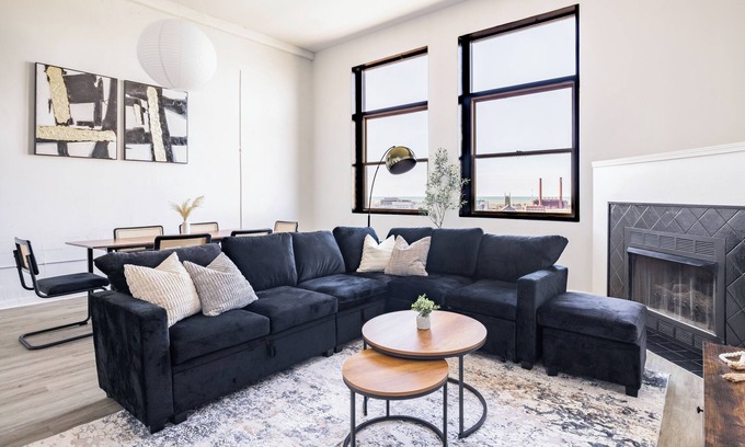 Downtown Cleveland Apartment | Cleveland LARGE Loft-Wolstein/Progressive/Playhouse/CSU.