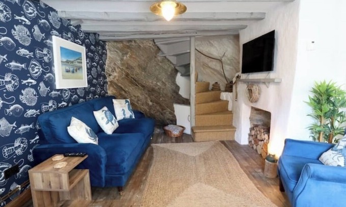 Looe Cottage | Cliff Face in Living Room! Beach 1 Min. Looe