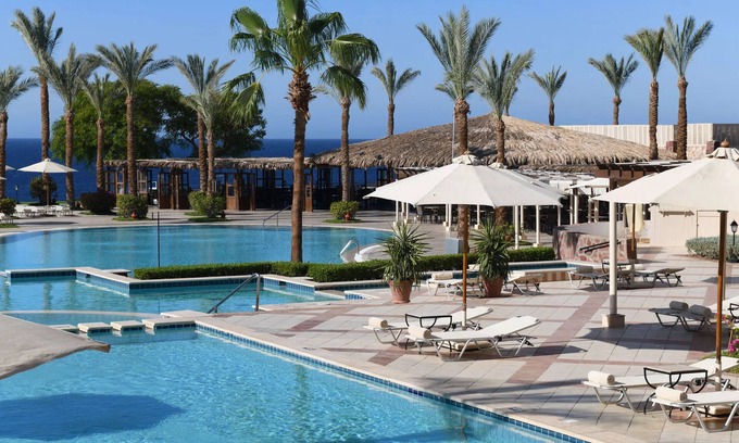 El Hadaba House | Cliff-top Escape l 2 Relaxing Rooms 2/Pool, Spa, Tennis & Private Beach Access