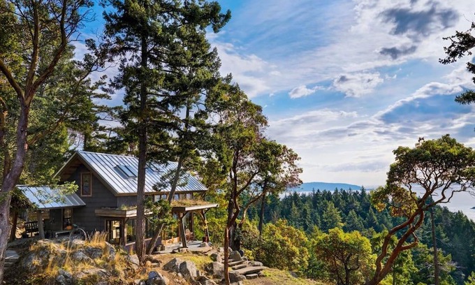 Pender Island House | Cliff Top Family Home Over Looking the Ocean