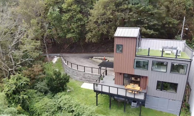 South Side House | Cliffside Contemporary With Spectacualr City Views