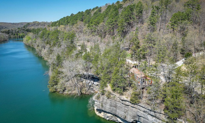 Eureka Springs Cabin | Cliffside Eureka Springs Cabin w/Beaver Lake View