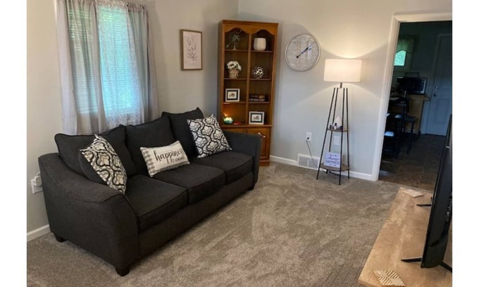 Oneida House | Cliffside Getaway: Turning Stone, Vernon Downs,etc