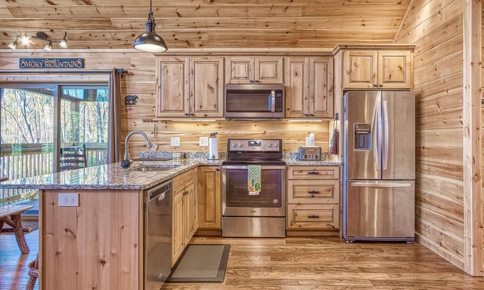 Chalet Village North Cabin | Cliffside Hideaway (Formerly Happy Bear Chalet)
