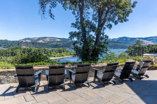 Hood River House | Cliffside Oasis