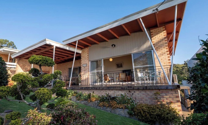 Tathra House | Clifftop- Amazing beach, coast + ocean views.