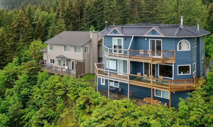 Seward House | Clifftop Townhouse, Panoramic Views Sleeps 8