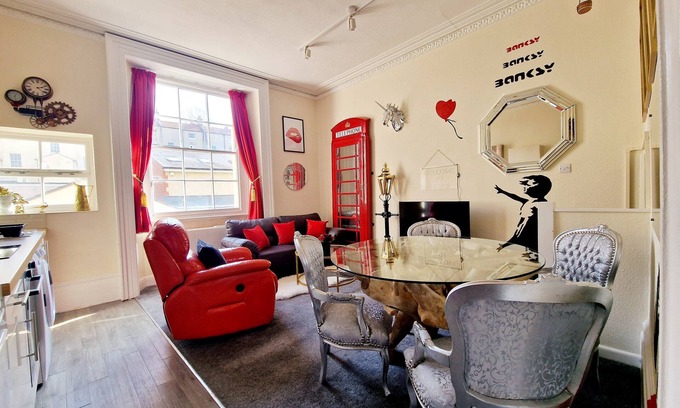 Clifton Apartment | Clifton Banksy Themed Period Flat, Parking x 1, Garden