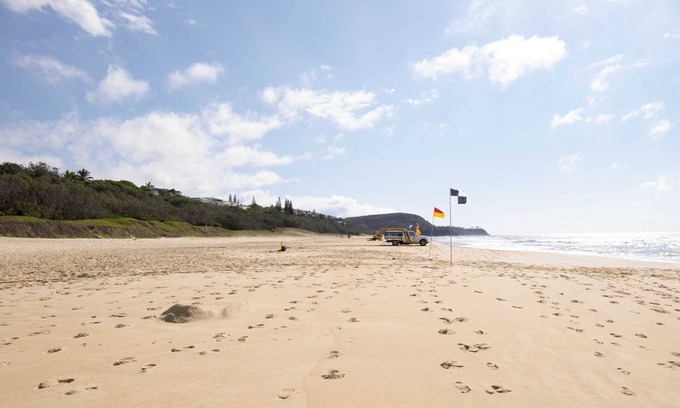 Sunrise Beach House | CLINT'S BEACH COTTAGE - PET FRIENDLY HOME - 8 mins walk to kilometers of beach