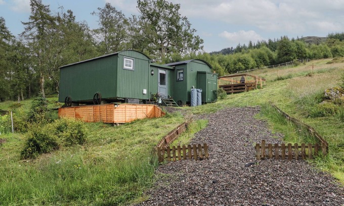 Lochearnhead Cottage | CLIONADH SHEPHERDS HUT, pet friendly, with open fire in Strathyre