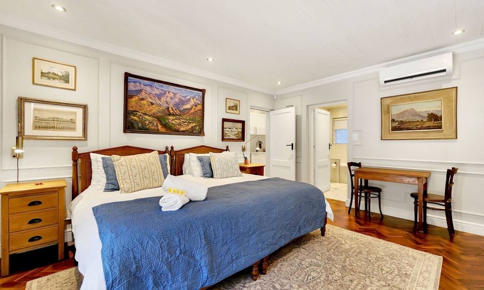 Constantia House | Clivia - Pinoak Self-catering Cottages