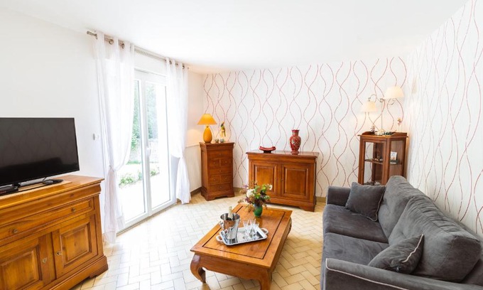 Amboise House | Clos Fleuri : Amboise Home with Amazing Gardens