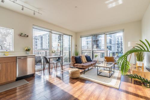 Mann Apartment | Close Downtown Modern Apartment - Pet Friendly, WiFi, Rooftop views