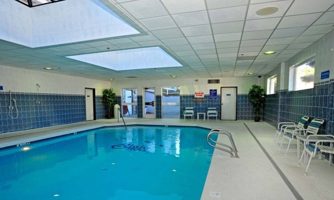 Altamont House | Close to Attractions. Spacious Unit, Pool and Gym