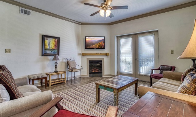 Pigeon Forge Condo | Close to attractions - Inside and outside pool and hot tub!