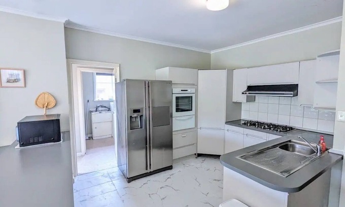 Cheltenham House | Close to beach and shopping mall