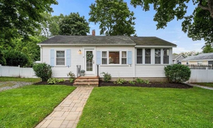 Hampton Cottage | Close to Beach! Pool, Hot Tub, Firepit in Patio area & Deck.