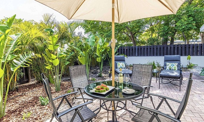 Granada House | Close to Beach & Shops | Private Home | Dog OK | Outdoor Seating | 1/2 mile to Siesta's North Bridge